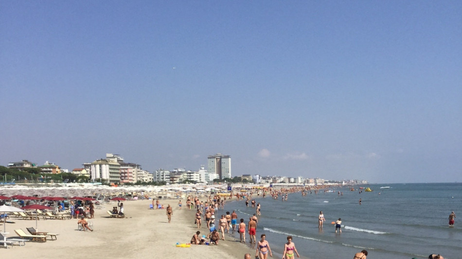 Travolta e uccisa da una ruspa in spiaggia a Cervia