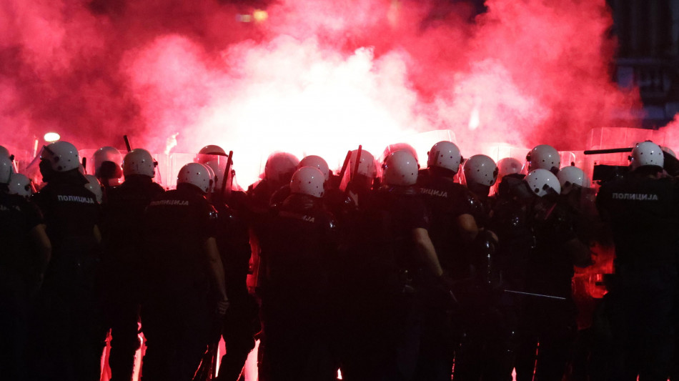 Tensione a Belgrado, scontri tra manifestanti e polizia