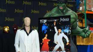 Subastan traje de "Fiebre de sábado por la noche" en California
