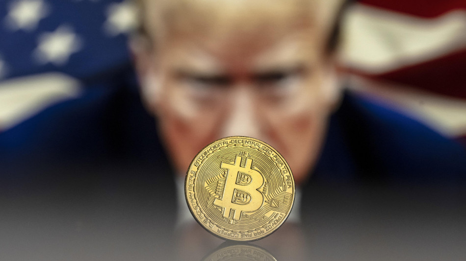 Borsa: Asia incerta coi dazi, arretra l'euro, bitcoin record