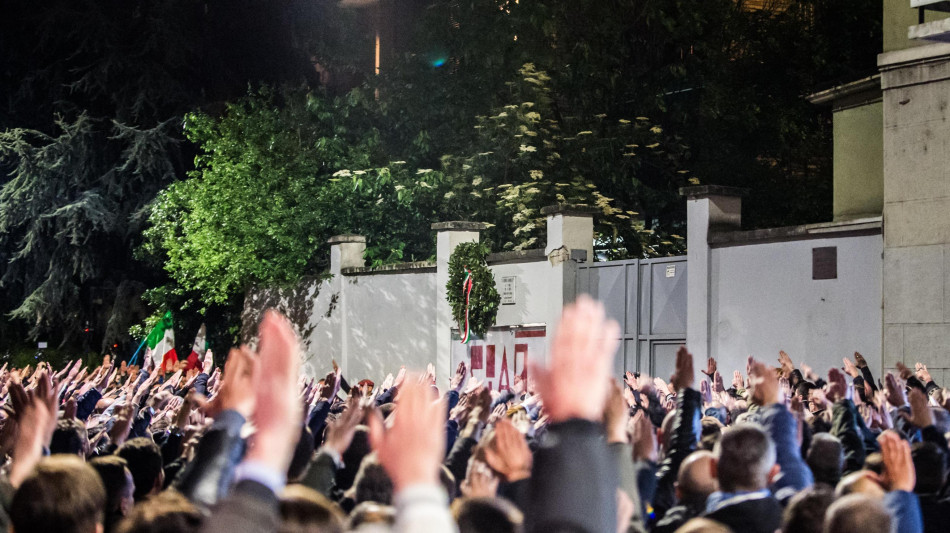 Saluto romano al corteo per Ramelli, 'Bella ciao' in lontananza