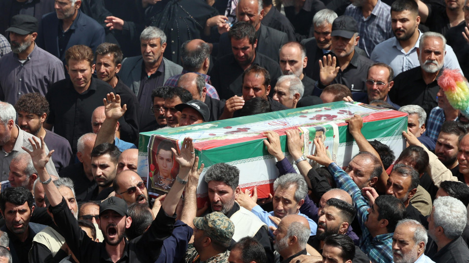 Iran celebra funerali di Stato per 60 vittime di guerra