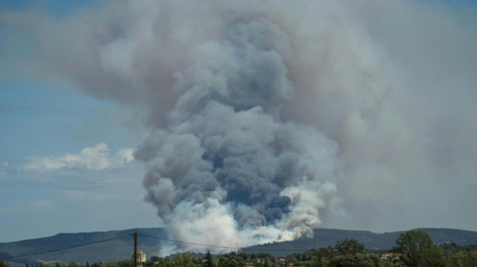 Un feu parcourt 450 hectares pr&egrave;s de Narbonne, habitants confin&eacute;s et A9 ferm&eacute;e