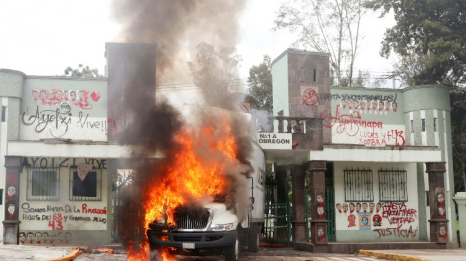 Atacan un cuartel militar en una protesta por la desaparici&oacute;n de 43 estudiantes en M&eacute;xico