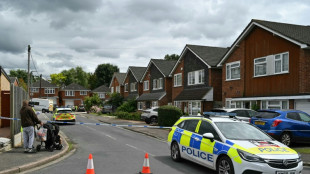 Pol&iacute;cia brit&acirc;nica encontra suspeito de matar mulheres com balestra