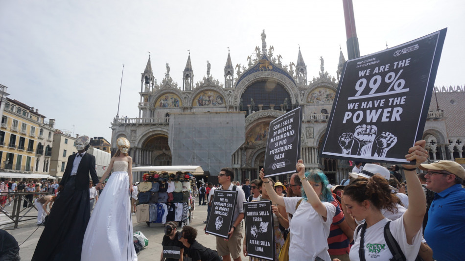 Tensioni in piazza San Marco per protesta 'No Bezos'