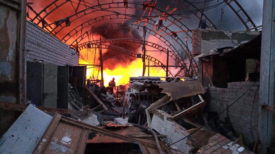 Kiev, '4 morti a Dnipro, domate fiamme in hotel e ristorante'