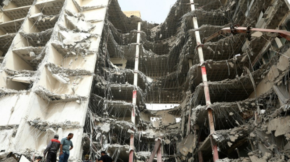 Aumenta a diez muertos el balance por el derrumbe en Ir&aacute;n