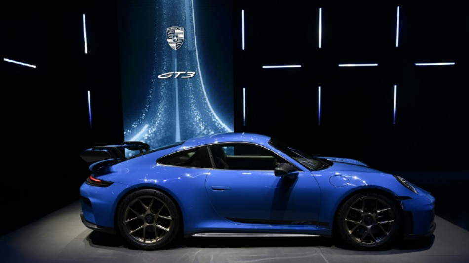 Carros, vinhos e cosm&eacute;ticos, entre os produtos da UE mais amea&ccedil;ados por tarifas dos EUA