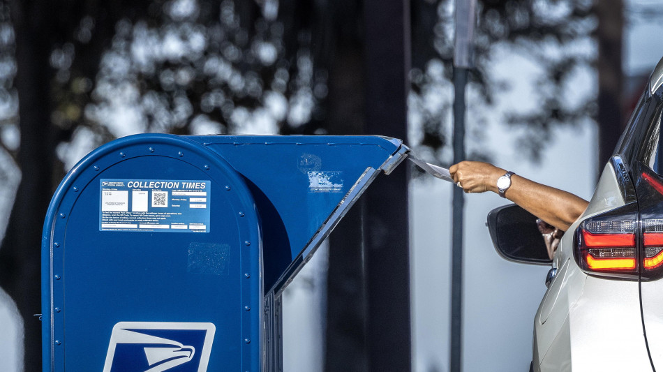 Le Poste di Hong Kong fermano le spedizioni verso gli Usa