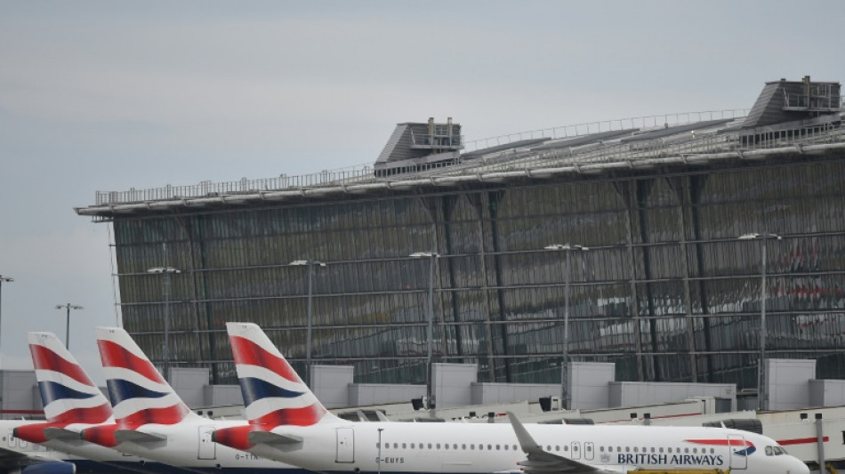 Aeroporto Heathrow em Londres fecha por inc&ecirc;ndio e afeta tr&aacute;fego mundial