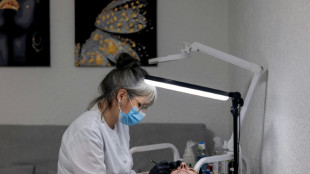 Cerca del frente en Ucrania, la belleza brinda una v&iacute;a de escape de la guerra