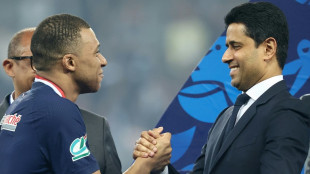 Mbapp&eacute; acusa PSG de ass&eacute;dio moral por afastamento do elenco