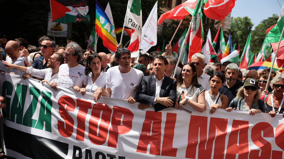 Parte corteo, leader Pd, M5S e Avs dietro striscione per Gaza