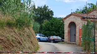 Uomo uccide moglie e figlio nella loro casa in Versilia