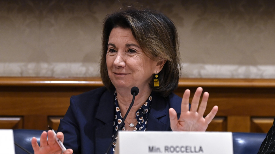 Roccella, adozione embrioni congelati a tutela della vita