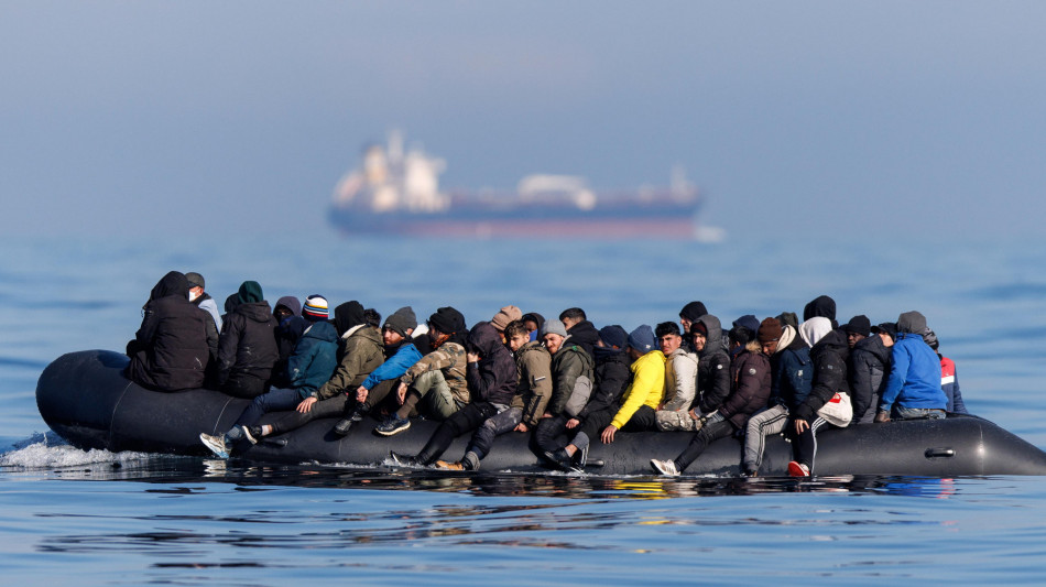 Governo Gb prepara stretta sui migranti, visti meno accessibili