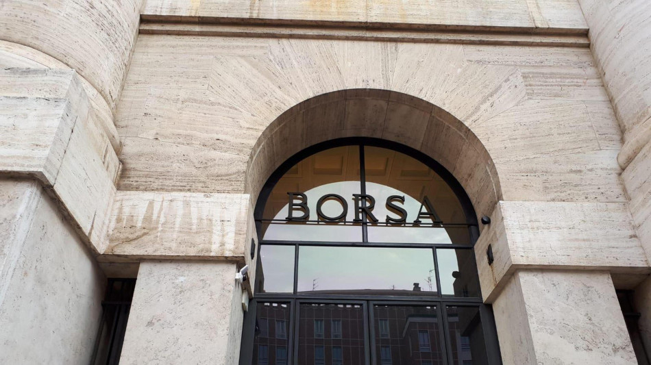 Borsa: Milano cauta (+0,3%) con l'Europa, calmi i titoli bancari