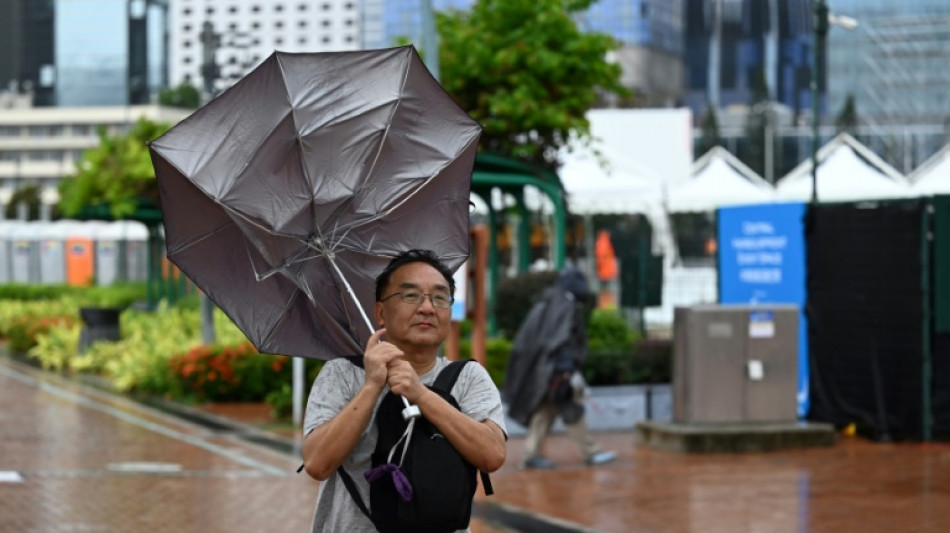 Heftige Regenf&auml;lle durch Tropensturm "Koinu" in Hongkong