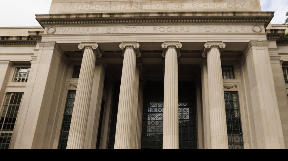 E-Bar, il robot badante che aiuta gli anziani a non cadere