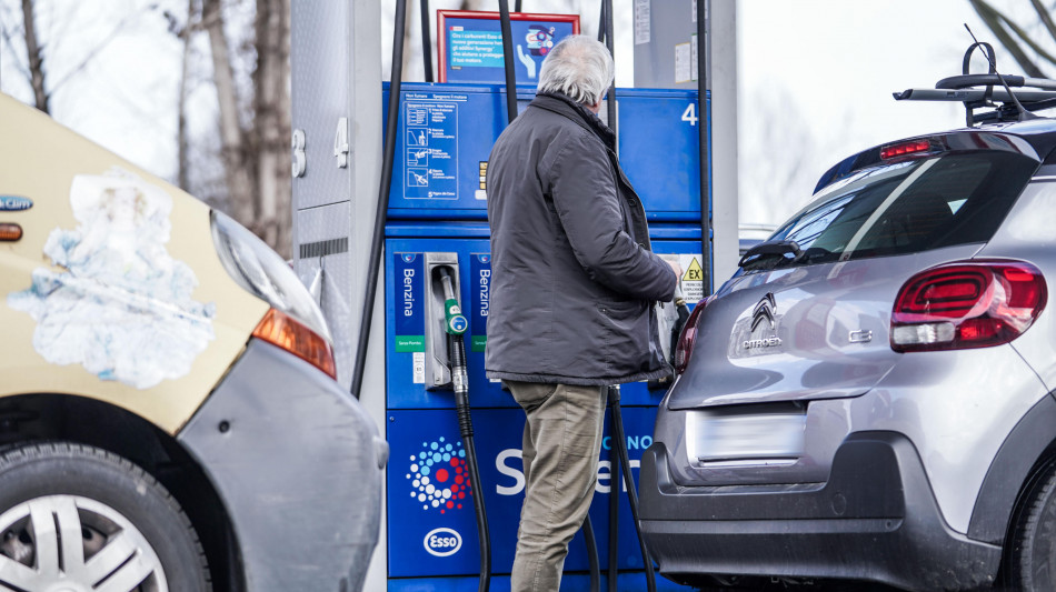 Prezzo petrolio in calo, Wti scambiato a 65,69 dollari