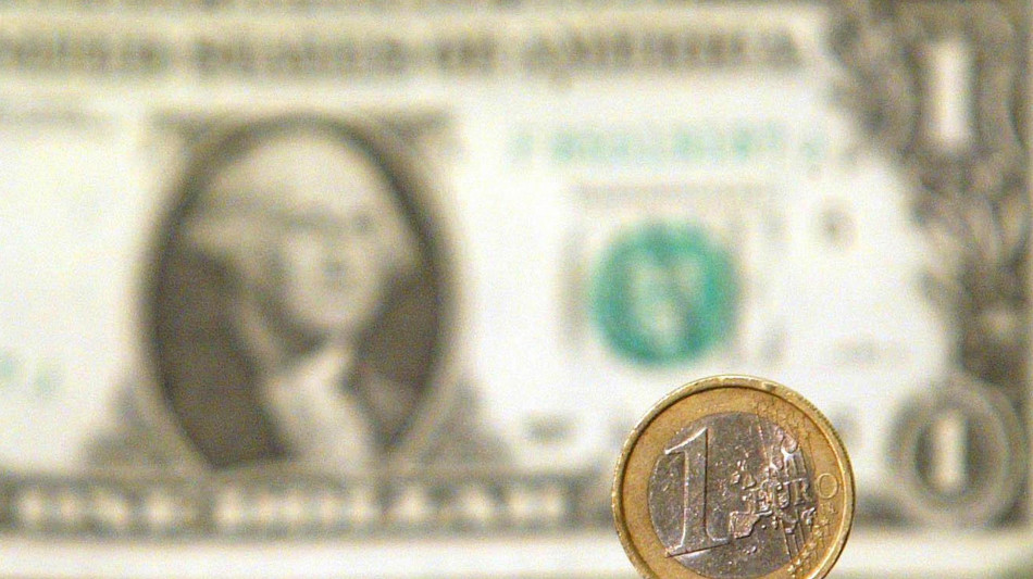 L'euro &egrave; in ribasso sul dollaro, a 1,1424