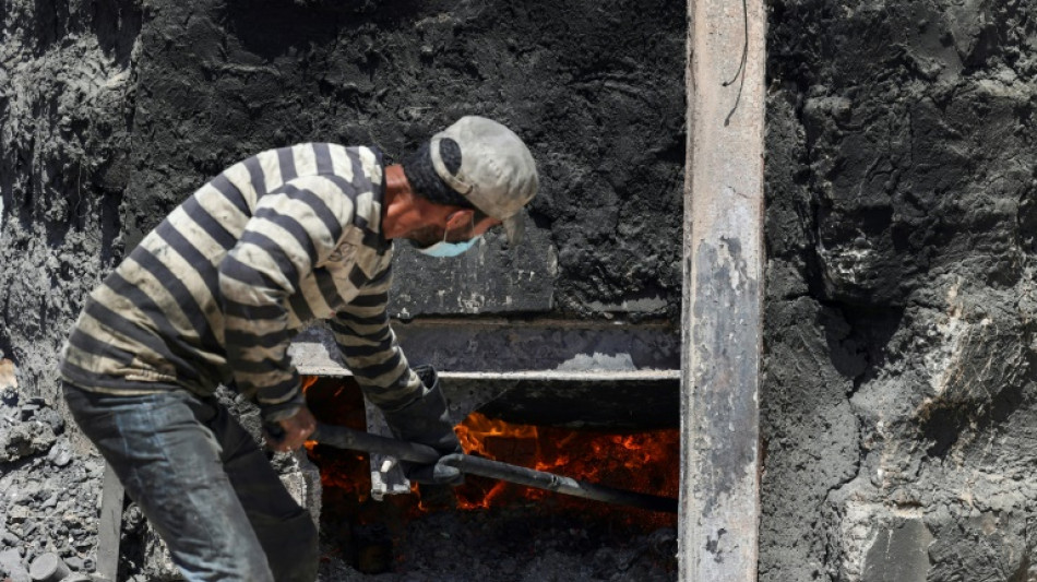 Palestinos queman pl&aacute;stico para extraer carburante barato en Gaza