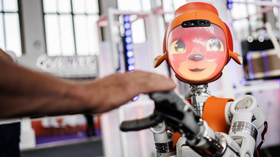 Pronta la pelle elettronica che d&agrave; ai robot il senso del tatto