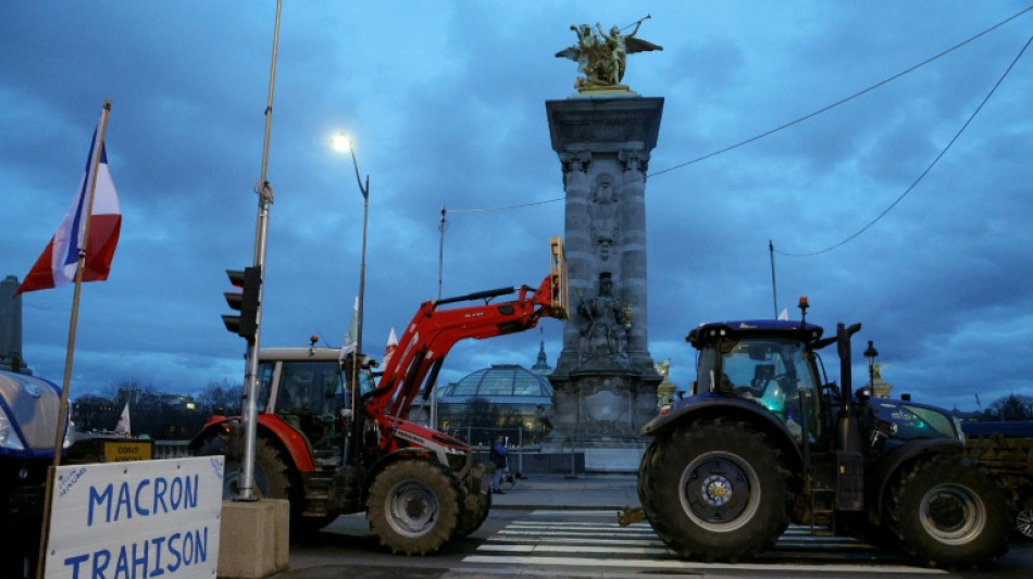 Agricultores fazem filas de tratores em protesto contra acordo UE-Mercosul em Paris