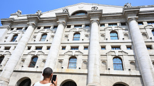 Borsa: Milano apre in calo, -0,21%