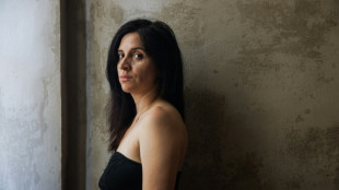 La artista brasileña Carolina Bianchi encara la violencia masculina en "The Brotherhood"