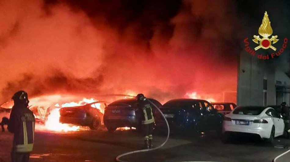 Rogo in concessionaria Tesla a Roma,tra ipotesi anche dolo
