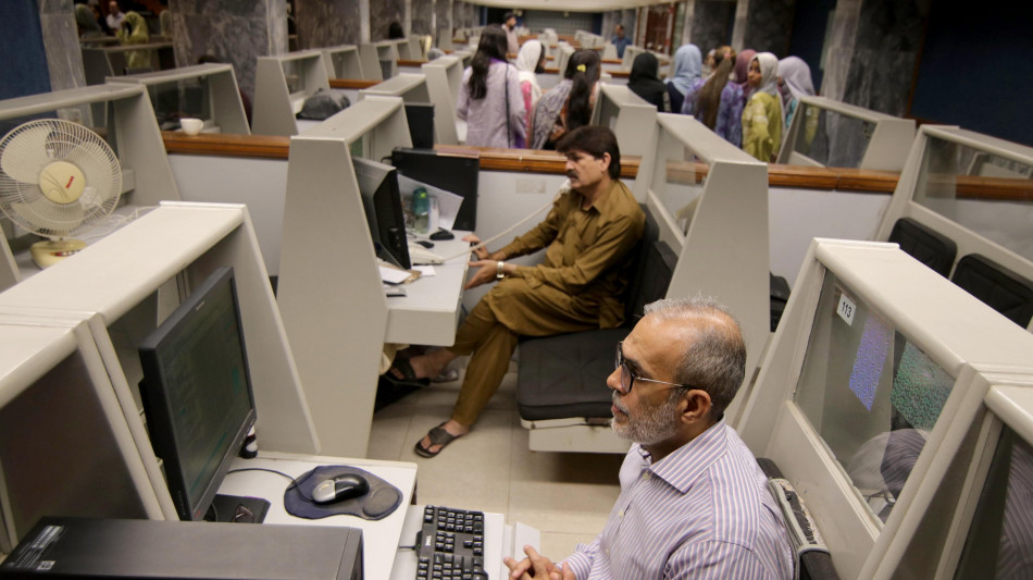 Borsa: Asia in ordine sparso con ultimatum all'Iran, Tokyo +0,03%