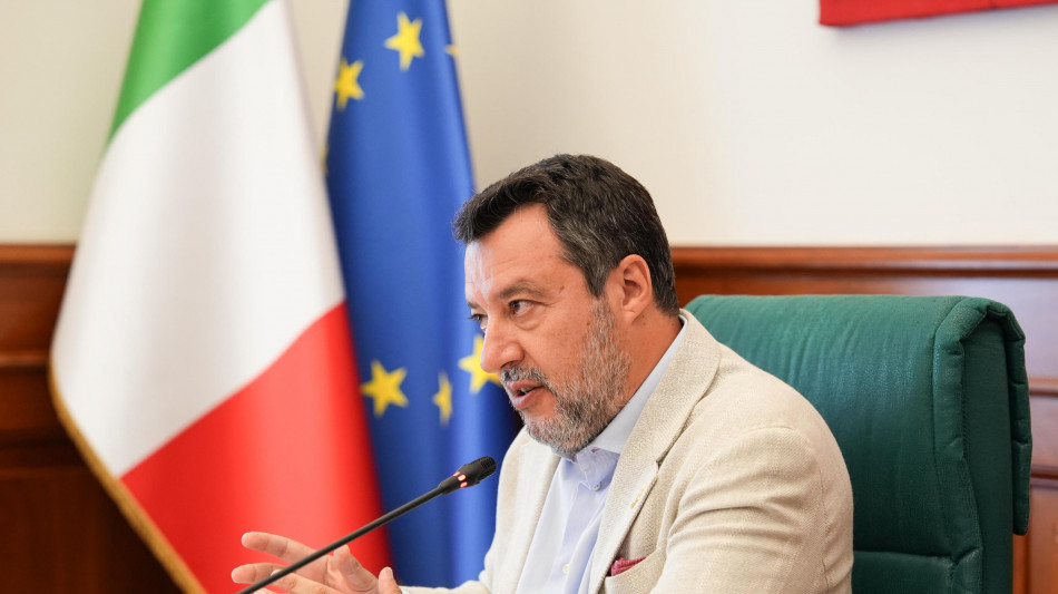 Salvini, fini politici opposizione, butta maschera su referendum