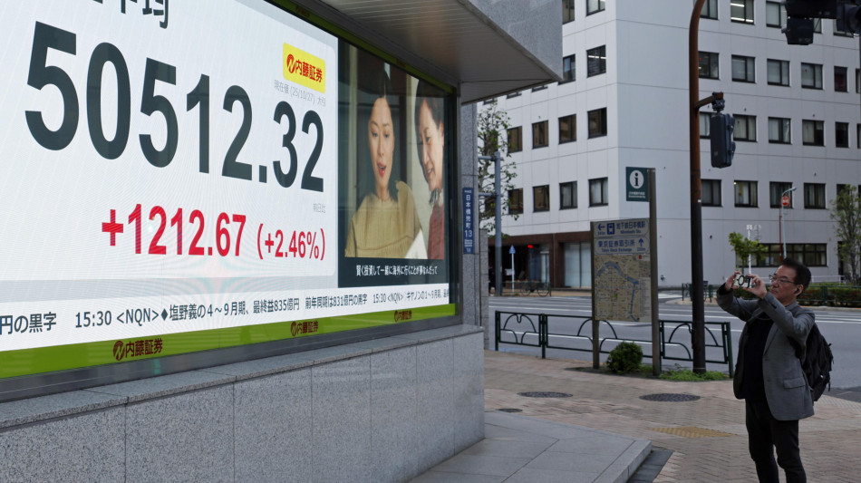Borsa: Asia in rosso, pesa il comparto tecnologico, Tokyo -1,74%