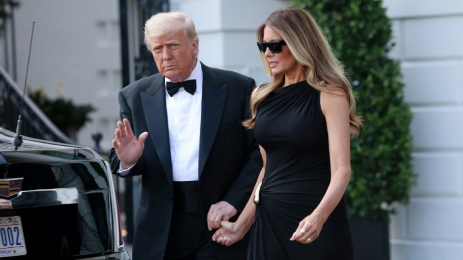 Dollar dives on Trump's new trade threat