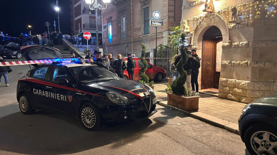 Uomo ucciso a colpi di pistola in ristorante del Barese