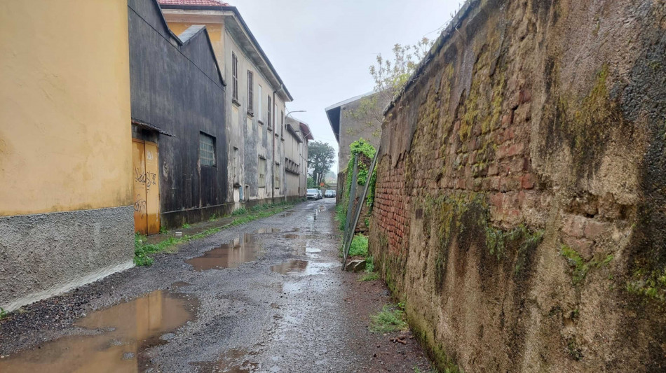 Picchia e violenta 14enne conosciuta sui social, arrestato