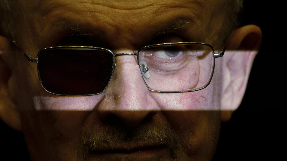 Rushdie, l'attentatore condannato a 25 anni