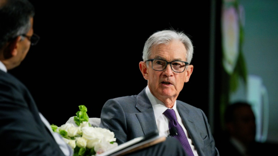 Wall Street cae junto al dólar tras advertencias de la Fed sobre aranceles de Trump