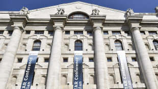 Borsa: Milano apre in calo, -0,52%
