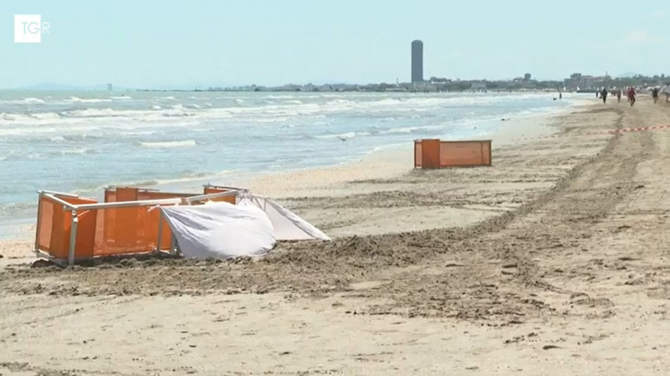 Invest&igrave; la turista con una ruspa, positivo alla cocaina