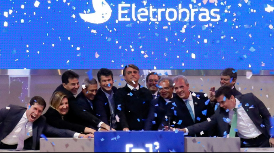 Bolsonaro sella privatizaci&oacute;n de Eletrobras con toque de campana en bolsa paulista