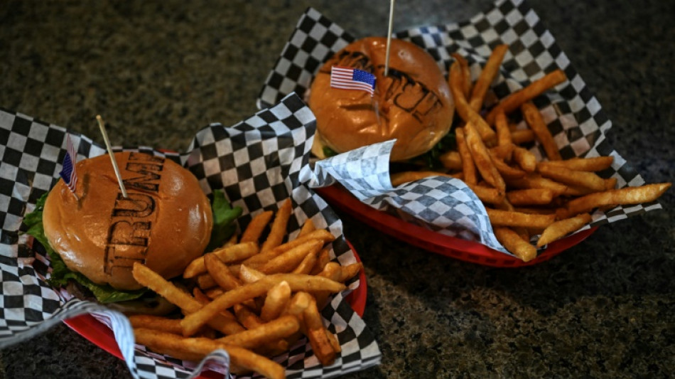 En Trump Burger, comensales saborean los primeros 100 días de su presidente