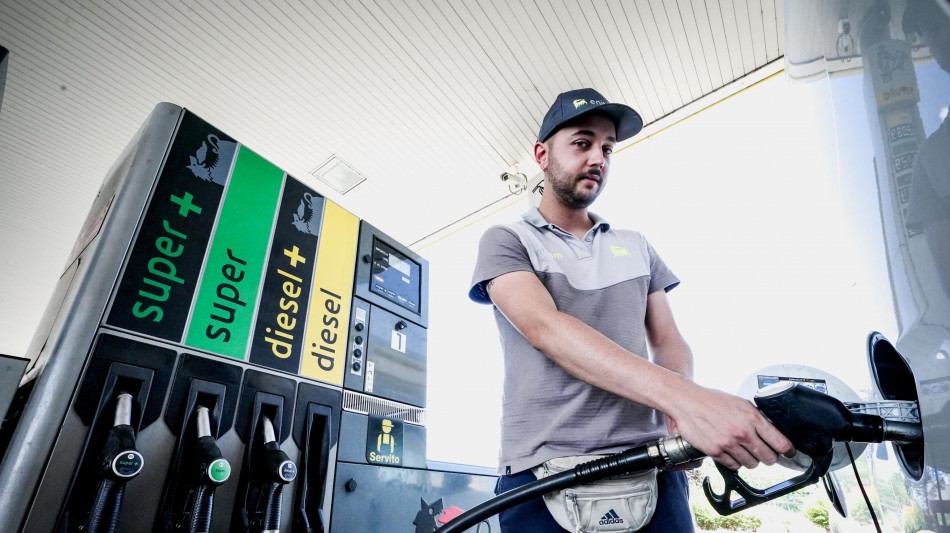 Carburanti ancora in calo, benzina self service a 1,734 euro