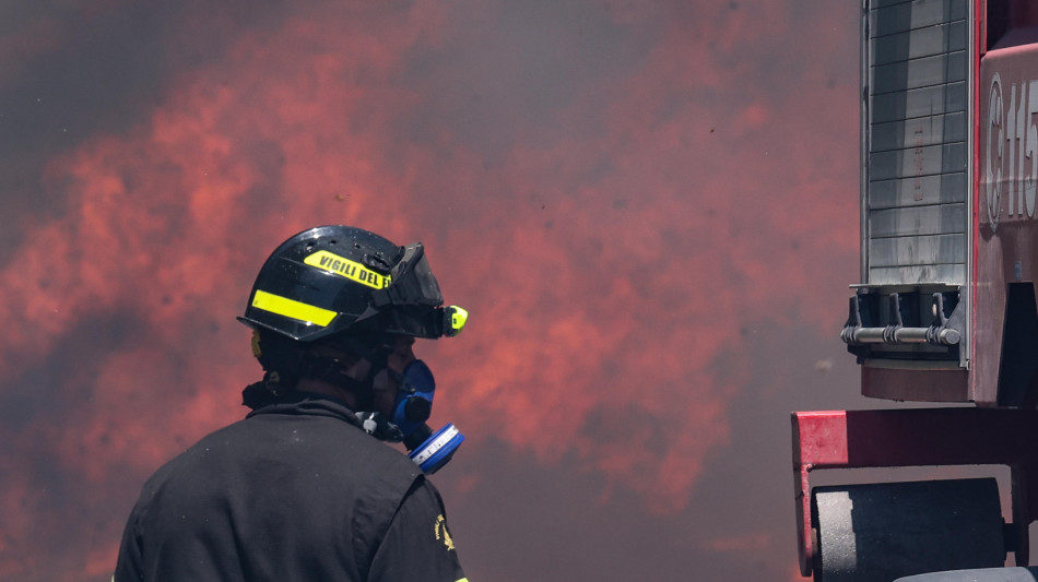 Autocisterna Gpl va fuori strada ed esplode, muore l'autista