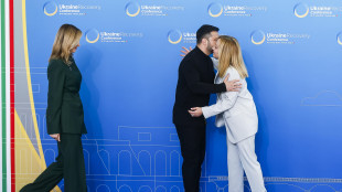 Meloni accoglie i leader, l'abbraccio con Zelensky