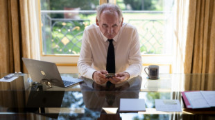 Primeiro-ministro faz alerta sobre 'emerg&ecirc;ncia vital' da Fran&ccedil;a pela d&iacute;vida