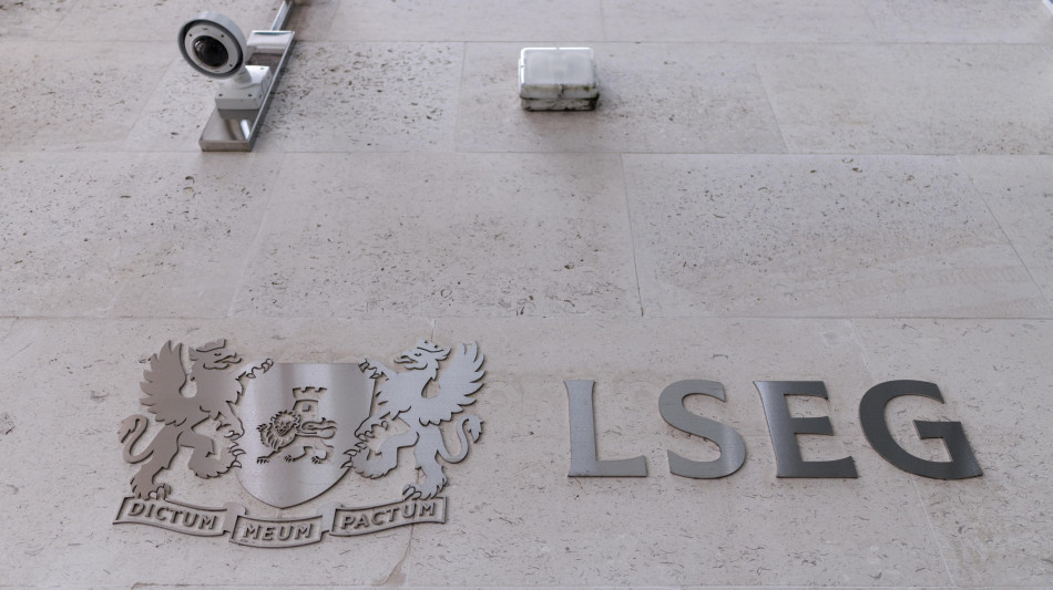 Borsa: Europa chiude a 2 velocità, Parigi -0,3%, Londra +0,64%