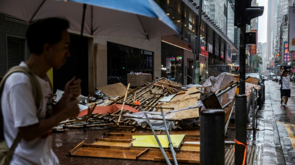 Taifun "Saola" rei&szlig;t in Hongkong B&auml;ume und Bauger&uuml;ste um